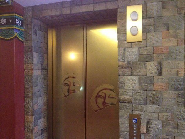エレベーターのドアの模様